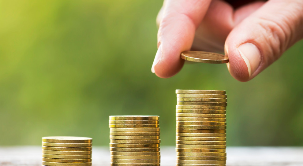 5294,35 zł - tyle wynosi średnie wynagrodzenie w Polsce (fot. shutterstock) Średnie wynagrodzenie w górę. Polacy zarabiają coraz więcej
