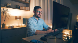 Ponad jedna trzecia pracujących w marcu Francuzów, zdolnych do telepracy, nie zrobiła tego (fot. Shutterstock) Biorą się za pracujących zdalnie. Będą masowe kontrole