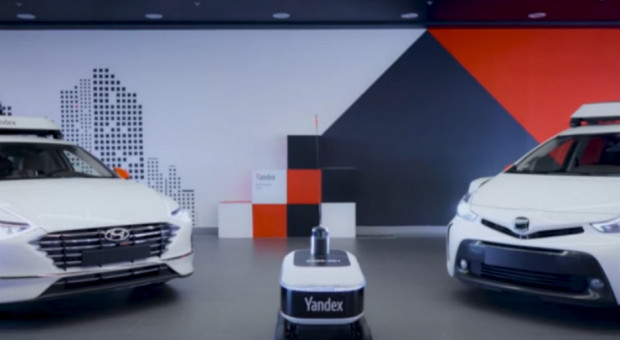 Nazywany "rosyjskim Google'em" koncern technologiczny Yandex uruchomił w Moskwie usługę dostarczania posiłków przez autonomiczne roboty-łaziki. (Fot. Youtube) "Rosyjski Google" uruchomił dostawy posiłków za pomocą robotów