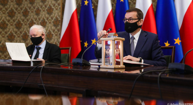 Premier Mateusz Morawiecki i wicepremier Jarosław Kaczyński podczas posiedzenia Rady Ministrów 15 grudnia 2020 r. (Fot. KPRM) Rząd: próg dochodowy świadczenia "500 plus dla niesamodzielnych" będzie podwyższony do 1750 zł