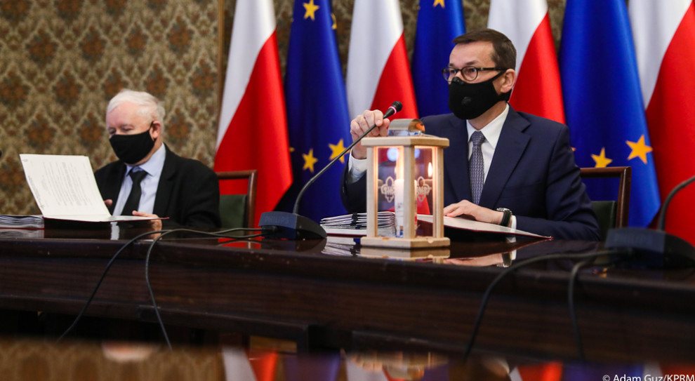 Premier Mateusz Morawiecki i wicepremier Jarosław Kaczyński podczas posiedzenia Rady Ministrów 15 grudnia 2020 r. (Fot. KPRM) Rząd: próg dochodowy świadczenia "500 plus dla niesamodzielnych" będzie podwyższony do 1750 zł