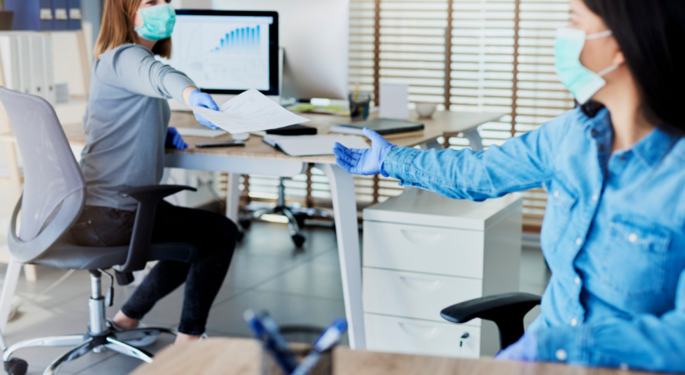 Na czele stworzonej przez Antal listy najbardziej poszukiwanych zawodów w 2020/2021 roku jest specjalista ds. BHP (Fot. Shutterstock) BHP-owcy pilnie poszukiwani. Pandemia uzmysłowiła rolę bezpieczeństwa w pracy