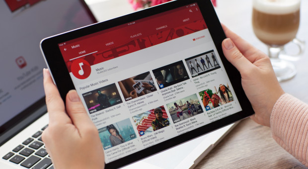 Yoshikazu Higashitani, znany na YouTube pod pseudonimem GaaSyy, otrzymał wcześniej reprymendę Izby Radców (fot. Shutterstock) Skandal w parlamencie. Znany youtuber dostał najsurowszą karę