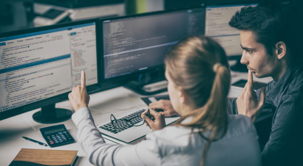 Reprezentacja kobiet w zawodach STEM jest znacznie niższa niż w pozostałych profesjach (Fot. Shutterstock) Wciąż brakuje kobiet w STEM. Problem gender gap jest nadal widoczny