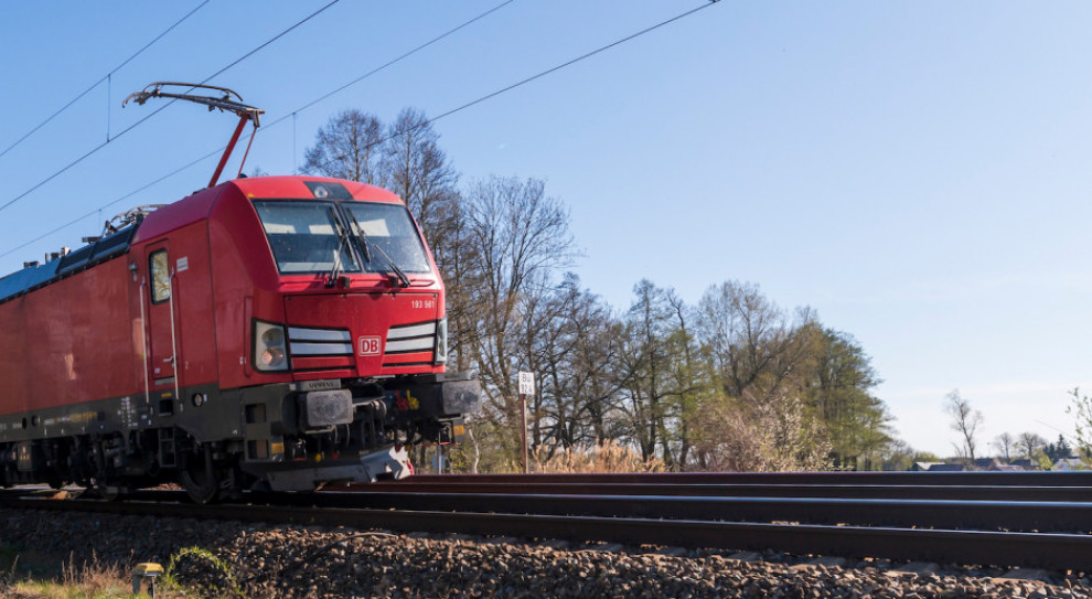 Solidarność przy okazji dyskusji o bonach na święta zgłosiła postulat podwyżki od nowego roku. (Fot. Ronald Rampsch / Shutterstock) Świąteczne premie dla pracowników DB Cargo Polska
