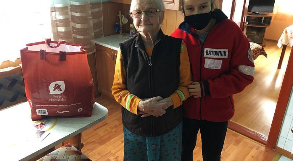 Auchan Retail Polska zdecydowało o wsparciu seniorów oraz medyków zaangażowanych w walkę z epidemią nowego koronawirusa. (Fot. Auchan) Auchan pomaga w czasie pandemii. Pomoc dla seniorów i służb medycznych