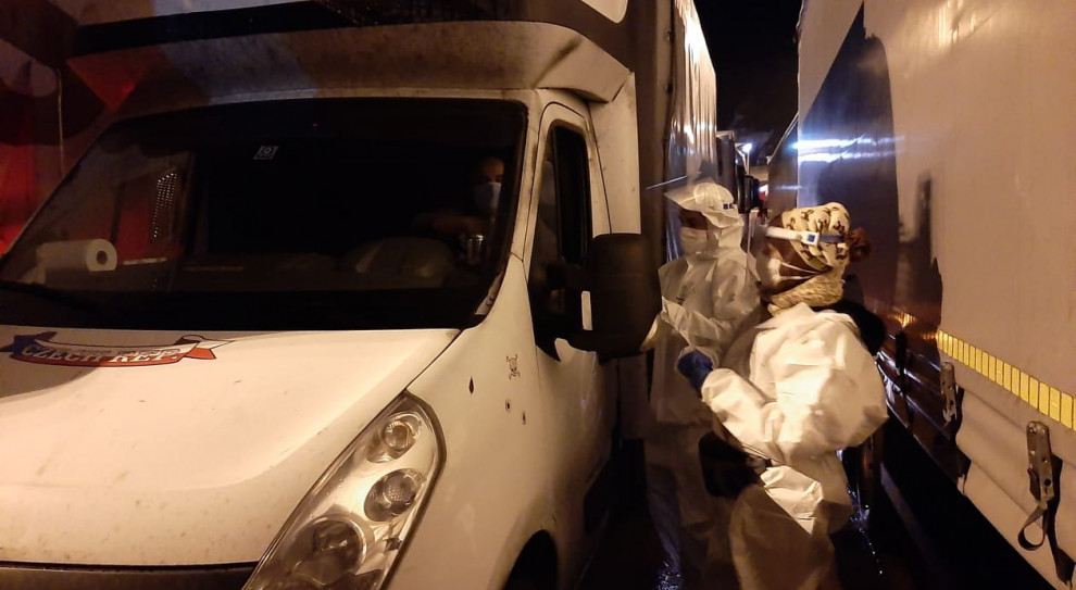 Liczba ciężarówek oczekujących na możliwość przeprawy przez kanał La Manche zmniejszyła się z 6000 do ok. 4000. (Fot. twitter.com/PolishEmbassyUK) Polscy medycy robią w Dover testy kierowcom czekającym na wjazd do Francji