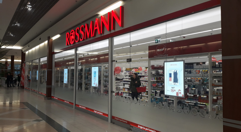Rossmann wspiera swoich pracowników od początku pandemii (Fot. mat. pras.) Rossmann wspiera pracowników. 18 tysięcy osób otrzymało premie