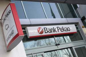 Bank Pekao pomoże uchodźcom. Chodzi o bankomaty i płatności kartą