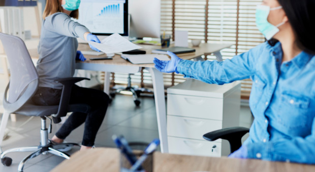 Istnieje obawa czy informacja o zdrowiu pracownika nie zostanie wykorzystana w niewłaściwy sposób, np. do zwolnienia pracownika? (Fot. Shutterstock) Niezbędne są przepisy dot. wglądu w informacje o zaszczepieniu pracowników