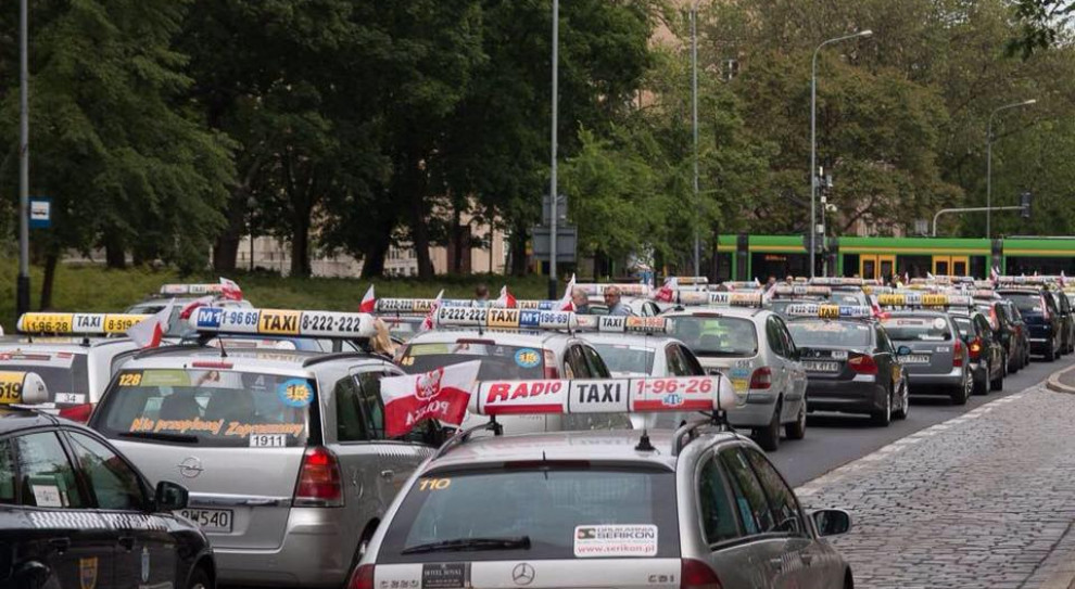 Współpracę WOŚP z firmą transportową krytycznie ocenili poznańscy taksówkarze. (fot. Facebook/ Stowarzyszenie Zawodowe Poznańskich Taksówkarzy) Taksówkarze krytykują Jurka Owsiaka. Nie spodobała im się jego decyzja