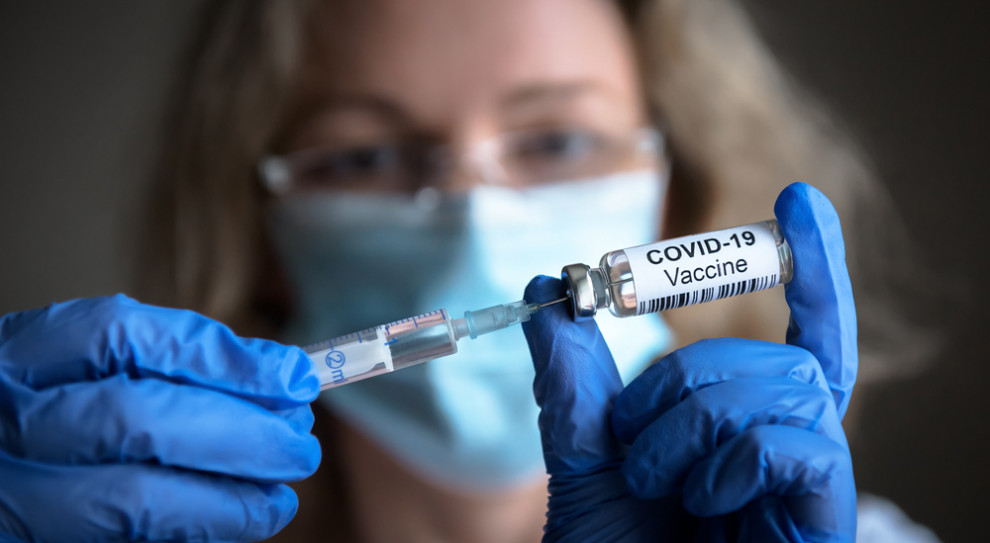 27 grudnia ruszyły szczepienia przeciw COVID-19 w całej Polsce. (Fot. Shutterstock) Punkt szczepień przeciw COVID-19 w firmie? Coraz więcej pytań w sprawie