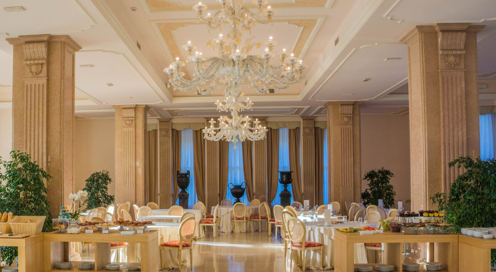 Pandemia i związane z nią obostrzenia wprowadzane wiosną i jesienią miały negatywny wpływ na gastronomię i hotelarstwo (fot. pixabay) Badanie: 40 proc. firm z branży gastronomicznej i zakwaterowania w złej sytuacji finansowej