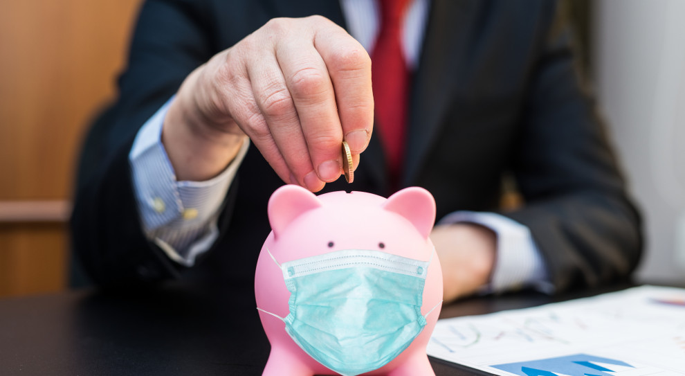 Zawirowania w gospodarce i życiu społecznym spowodowane pandemią, odcisnęły ślad w portfelach Polaków oraz na kontach firm (fot. shutterstock) Wzrosły długi konsumentów i firm, ubyło dłużników