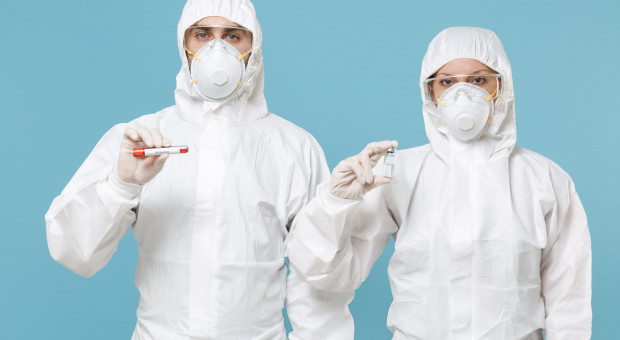 Szczepienia przeciw COVID-19 odbywają się etapami według grup opisanych w narodowym programie (fot. shutterstock) Niedzielski: Prawdopodobnie do końca lutego wszyscy chętni medycy będą po zczepieniach