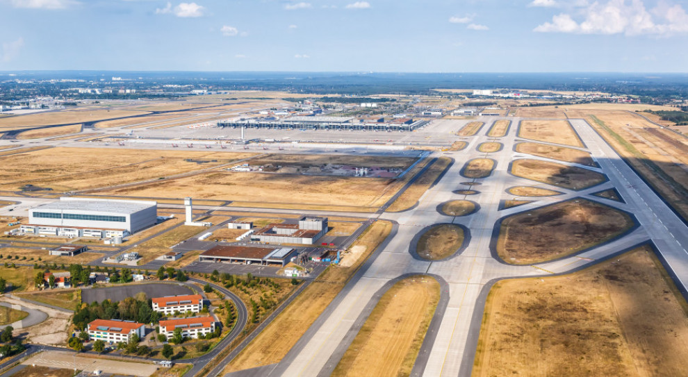 Do wypadków dochodzi przy kontroli bagażu podręcznego w Terminalu 1 BER, który został otwarty pod koniec października (fot. Shutterstock) 60 przypadków porażenia prądem na lotnisku w Berlinie, związek zawodowy chce jego zamknięcia