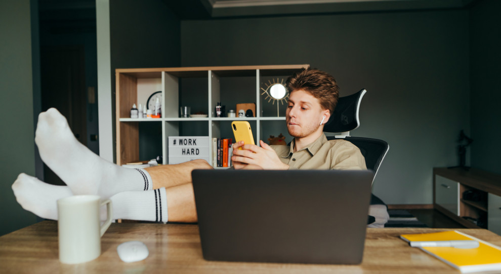 Pracownicy "Gazety Wyborczej" w piątek nie będą mieli zebrań online (fot. Shutterstock) Piątki bez zebrań. "Gazeta Wyborcza" testuje nowe rozwiązanie