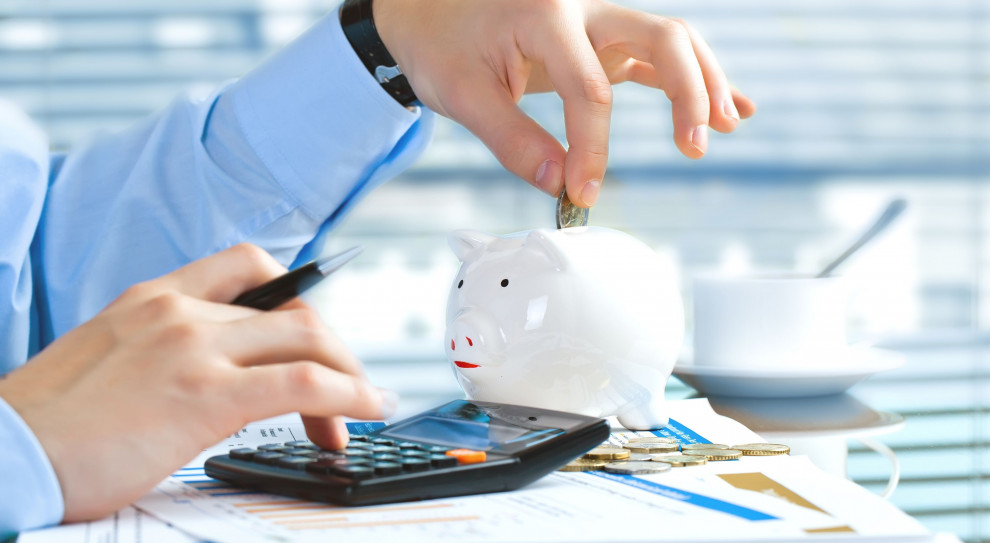 Rząd zdecydował się nie czekać z pomocą dla firm na środki unijne, ale wypłaca ją ze środków państwa polskiego (fot. shutterstock) Środki z funduszy UE na pomoc dla firm od III kw. 2021 r.