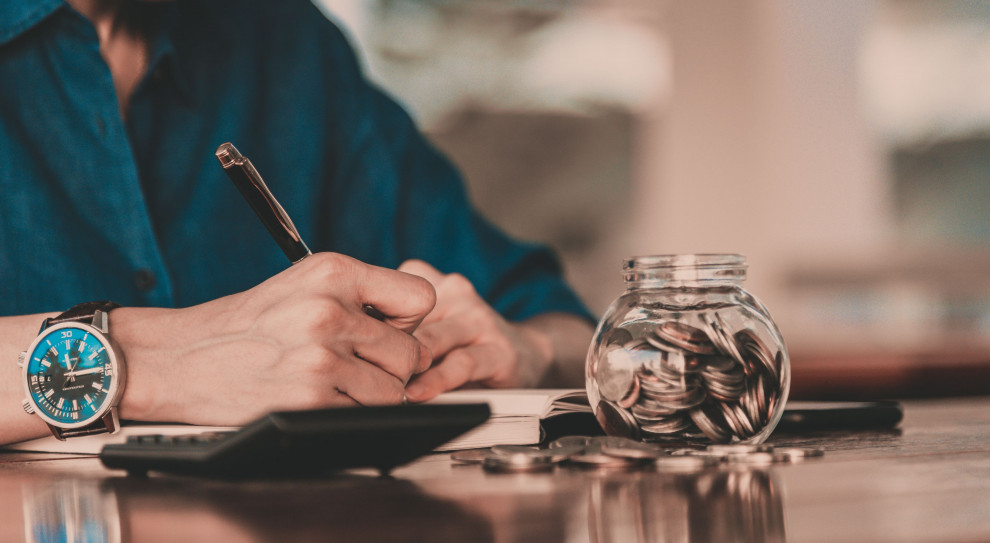 Średnie i duże firmy w Polsce zamierzają w przyszłym roku wyjątkowo często podnosić płace swoich pracowników (Fot. Shutterstock) Pandemia nie powstrzyma podwyżek. Inne plany pracodawców mogą jednak niepokoić