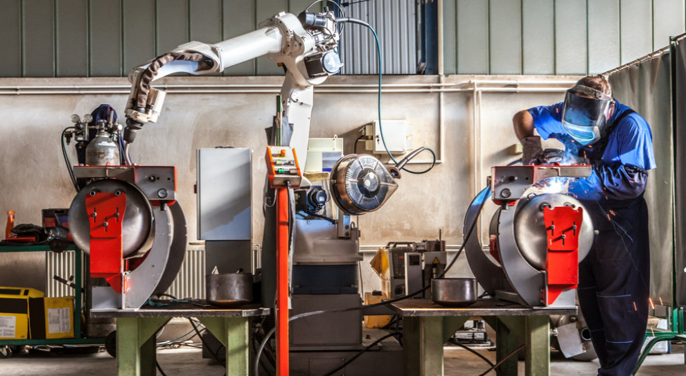 Starzenie się społeczeństwa prowadzi do szybszej adaptacji botów i innych cyfrowych technologii (Fot. Shutterstock) Niepokojąca sytuacja demograficzna w Polsce. Roboty mogą pomóc
