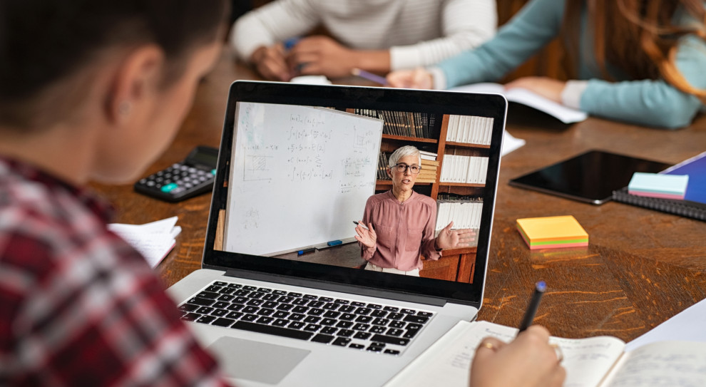 Wysokość wsparcia dla danej uczelni uzależniona będzie od liczby studentów studiów stacjonarnych (fot. shutterstock) 10 mln zł wsparcia dla uczelni niepublicznych na nauczanie zdalne