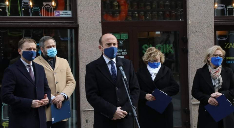 Posłowie KO i przedsiębiorcy apelują do rządu o otwarcie firm (fot. twitter.com/Platforma_org) Posłowie i przedsiębiorcy: Domagamy się otwarcia firm w reżimie sanitarnym
