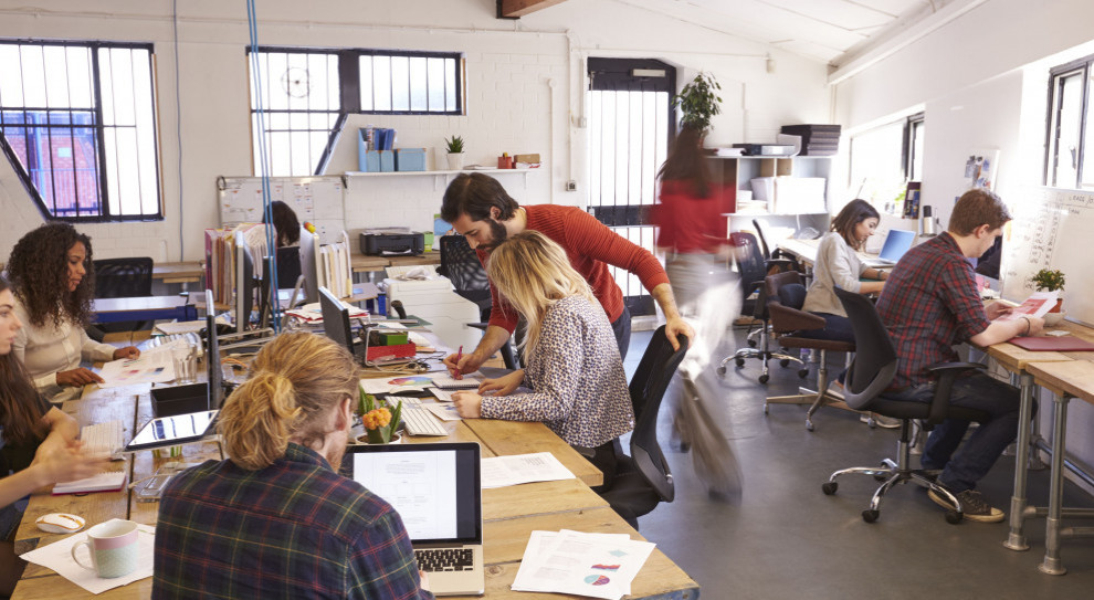 Coworking to miejsce do pracy ale i wymiany pomysłów (fot. Shutterstock) Kolega z pracy zagrożeniem? Trudna próba dla coworkingu