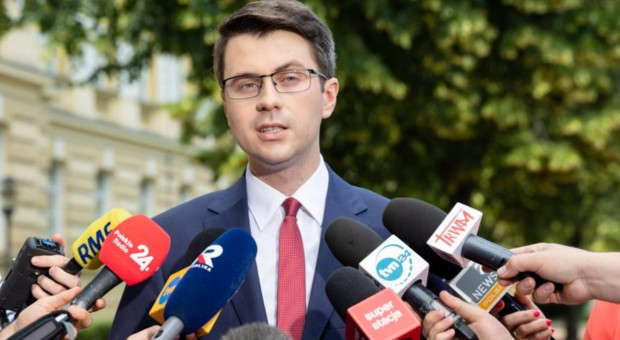 Piotr Müller (fot. facebook.com/piotr.muller) Müller: Firmy które złamią obostrzenia będą wyłączone z pomocy