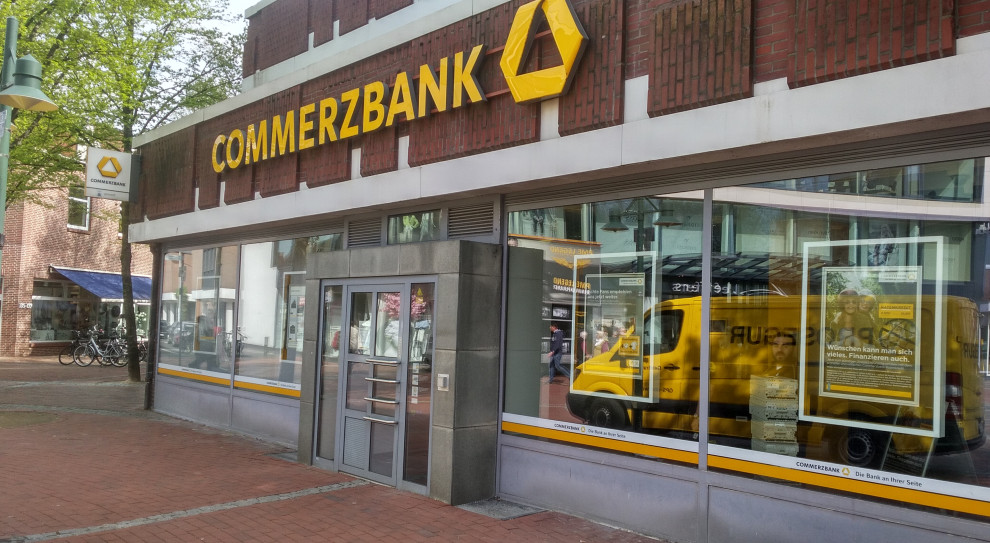 Liczba oddziałów banku w Niemczech będzie zredukowana prawie o połowę (fot. Donald_Trung, CC BY-SA 4.0/wikipedia) Commerzbank zwolni 10 tys. osób