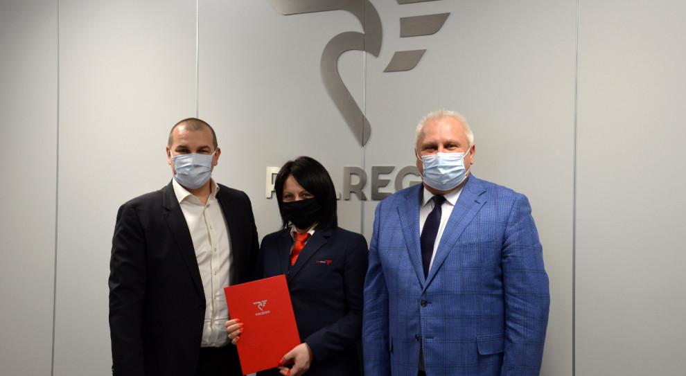 Od lewej: Artur Martyniuk - prezes PolRegio; Anna Homernik - kierownik pociągu PolRegio, Zbigniew Labuda - dyrektor Pomorskiego Zakładu PolRegio. (Fot. PolRegio) Kierownik pociągu doceniona za pomoc pasażerowi. Pomogła uratować mu życie