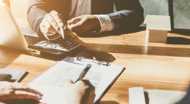 Ww 8 proc. przedsiębiorstw płynność finansowa nie była wystarczająca, by funkcjonować nawet przez miesiąc. (Fot. Shutterstock) PIE: firmy powstrzymuje przed inwestycjami niepewność związana z pandemią
