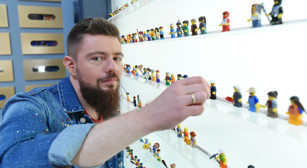 Paweł Duda na planie LEGO Masters (fot. TVN/Cezary Piwowarski) Paweł Duda, czyli "Brodaty Geek" o zawodowych plusach posiadania hobby