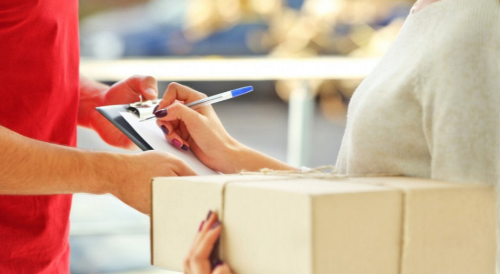 W Krajowym Rejestrze Długów widnieje 921 firm kurierskich, a ich zaległości przekraczają 29,8 mln zł (fot. shutterstock) Firmy kurierskie mają prawie 30 mln zł długu