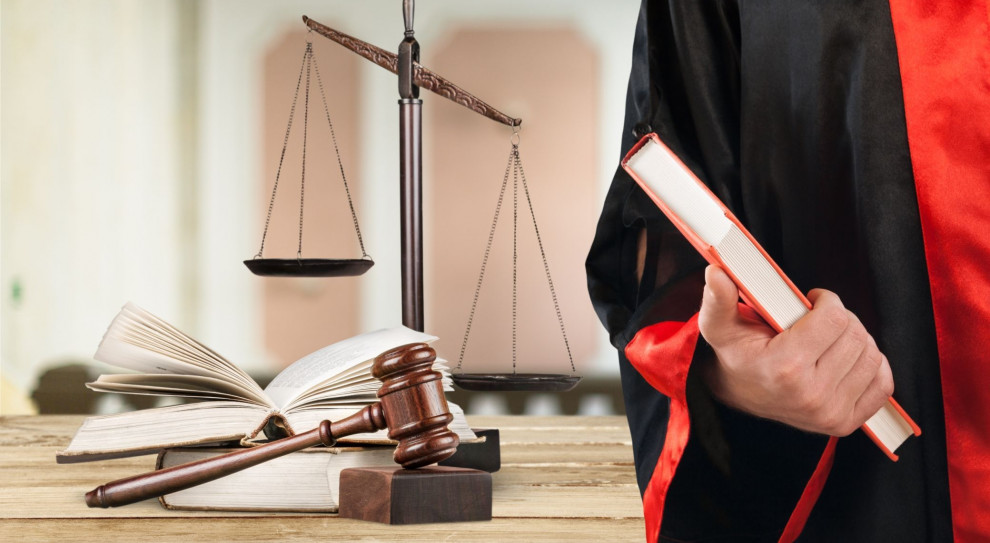 Prokuratorowi przedstawiono zarzut z art. 178 a par. 1 Kodeksu karnego, czyli prowadzenie pojazdu pod wpływem alkoholu (fot. shutterstock) Sierpc: Szef prokuratury odwołany. Spowodował kolizję pod wpływem alkoholu