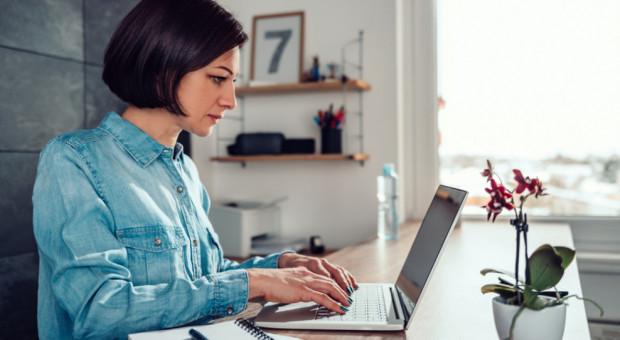 Wskaźnik zaangażowania pracowników polskich firm wyniósł 65 proc. w roku 2020 - wynika z publikacji Enpulse (Fot. Shutterstock) Pracują, ale czy są zaangażowani w pracę? Oto jest pytanie