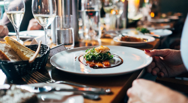 Każdy polityk, który przyjdzie do lokalu dowie się, że wszystkie stoliki są zajęte i nie ma nic na wynos (fot. pixabay) Restauracja nie obsługuje polityków. "Zapomnieli o branży gastronomicznej"