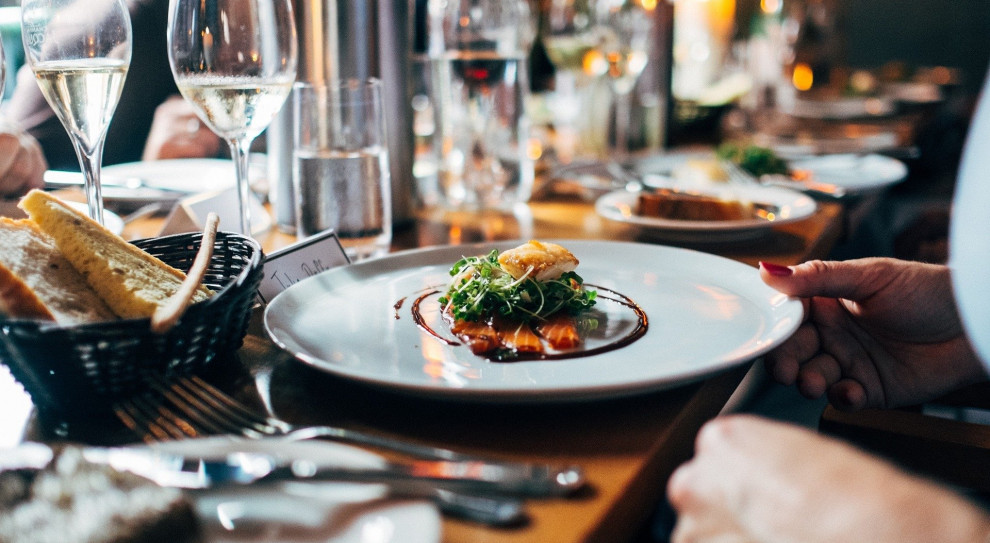 Każdy polityk, który przyjdzie do lokalu dowie się, że wszystkie stoliki są zajęte i nie ma nic na wynos (fot. pixabay) Restauracja nie obsługuje polityków. "Zapomnieli o branży gastronomicznej"