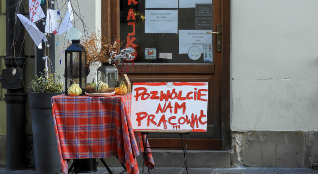 Zamknięte są m.in. duże sklepy meblowe i budowlane, a także salony fryzjerskie i kosmetyczne (fot. Shutterstock) Obostrzenia przedłużone do 18 kwietnia