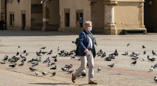 Wiele wskazuje na to, że w 2021 roku warto przejść na emeryturę (fot. Beata Tabak / Shutterstock.com) Pandemia COVID-19 zwiększa świadczenia nowych emerytów