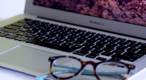 Statystyczny Polak jest online przez 6 godzin i 2 minuty dziennie (fot. Pixabay) Praca przed komputerem, ze smartfonem w ręce. Tak niszczymy sobie wzrok