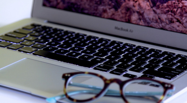 Statystyczny Polak jest online przez 6 godzin i 2 minuty dziennie (fot. Pixabay) Praca przed komputerem, ze smartfonem w ręce. Tak niszczymy sobie wzrok