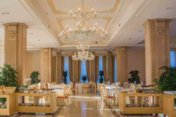 Restauracje, hotele i sprzedaż detaliczna największymi beneficjentami Tarczy 2.0
