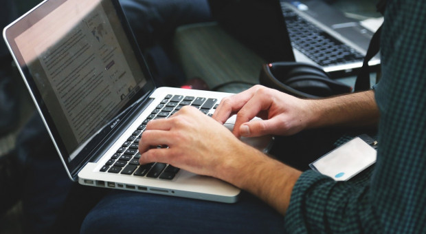 E-learning daje przedsiębiorcom i ich pracownikom możliwość poszerzania wiedzy w zakresie przemysłu 4.0 (fot. shutterstock) Ruszył bezpłatny serwis e-learningowy dla przedsiębiorców