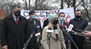 Protest branży turystycznej z Warmii i Mazur przed KPRM (fot. twitter.com/KONFEDERACJA_) Branża turystyczna protestuje: Chcemy pracować, nie protestować
