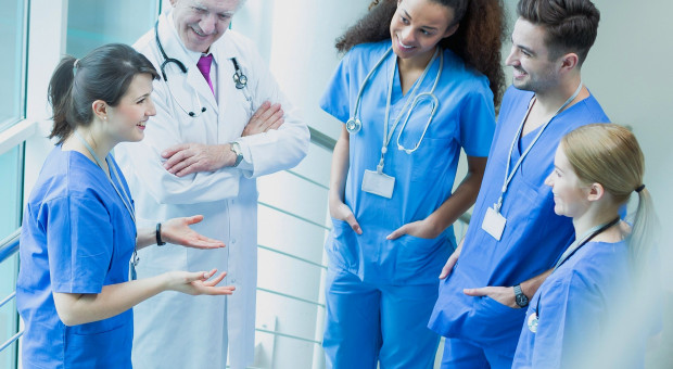 Celem nowych rozwiązań jest ograniczenie liczby lekarzy wyjeżdżających z Polski po studiach (fot. shutterstock) Rząd przyjmie regulacje dotyczące kredytów dla studentów medycyny