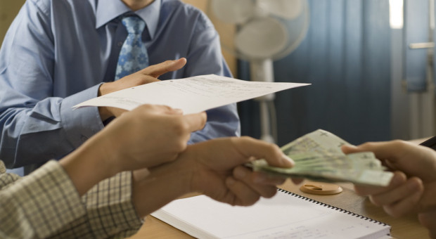 Szybkie blokowanie środków na kontach bankowych jest możliwe dzięki wprowadzonym ustawą w 2017 r. regulacjom (fot. shutterstock) KAS zablokowała konta jednej z firm w Zielonej Górze