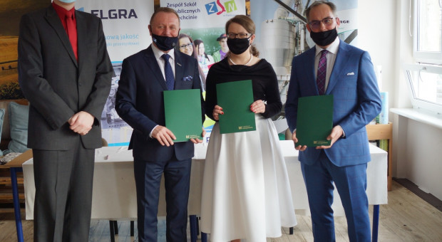 Od lewej: Przemysław Roszek, Waldemar Smoliński, Renata Koszczewska–Smutek oraz Marek Michalski (Fot. materiały prasowe) Lafarge i Elgra Engineering pomogą szkolić przyszłych automatyków