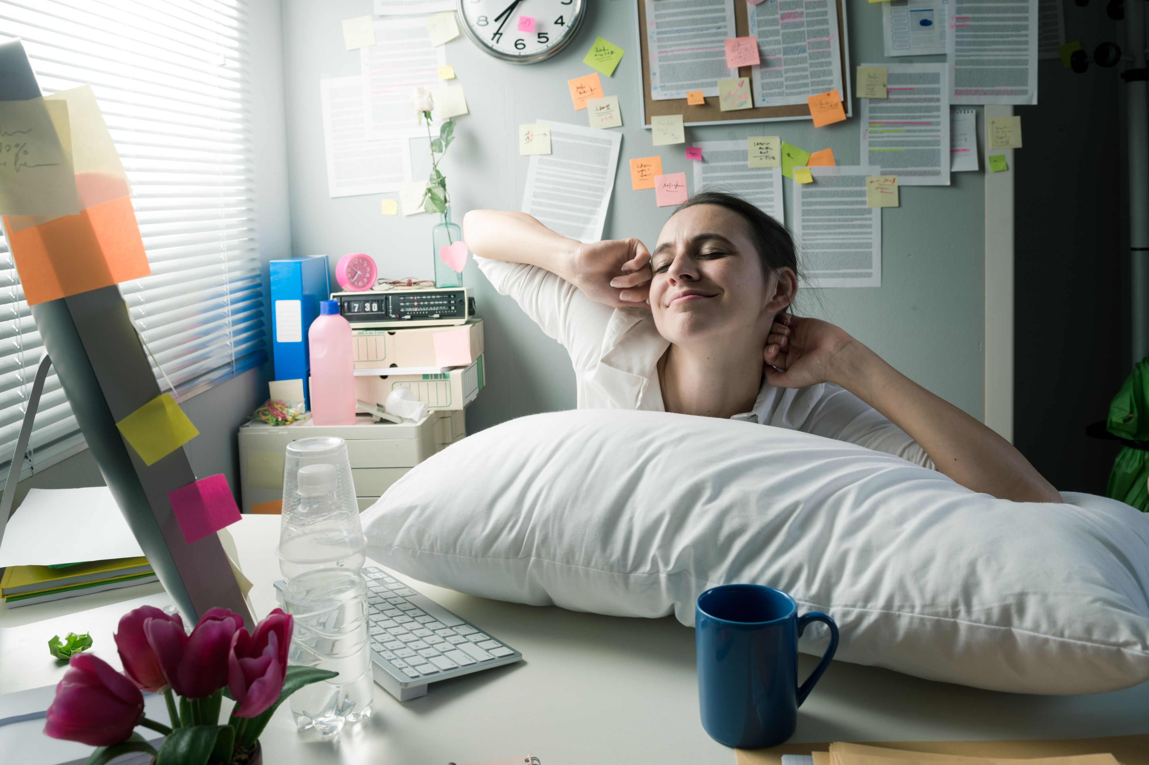 Firmy mogą zachęcać pracowników do drzemki w ciągu dnia (Fot. Shutterstock)
