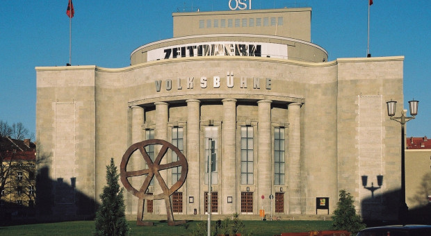 Teatr Volksbühne w Berlinie (Fot . Alex1011/Wikipedia/CC BY-SA 3.0) Dyrektor znanego teatru molestował kobiety