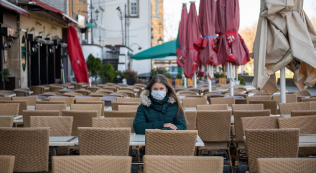 Firmy wciąż boją się pandemii, ale wierzą, że wyjdą z kryzysu